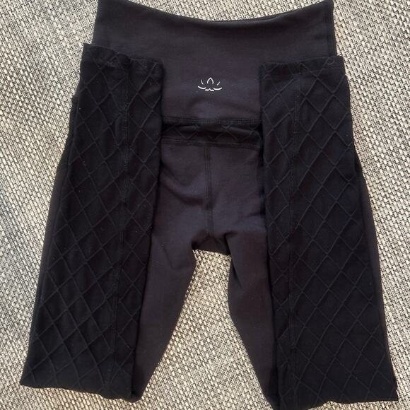 BEYOND YOGA Black Trellis Windowpane Quilted Texture Leggings Black S - Picture 2 of 6